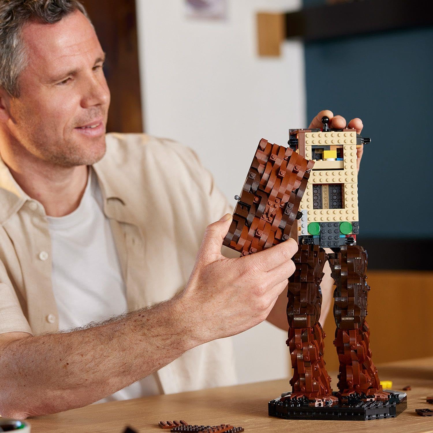 Chewbacca LEGO Star Wars avec arbalète, minifigurine et plaque descriptive – Image 2
