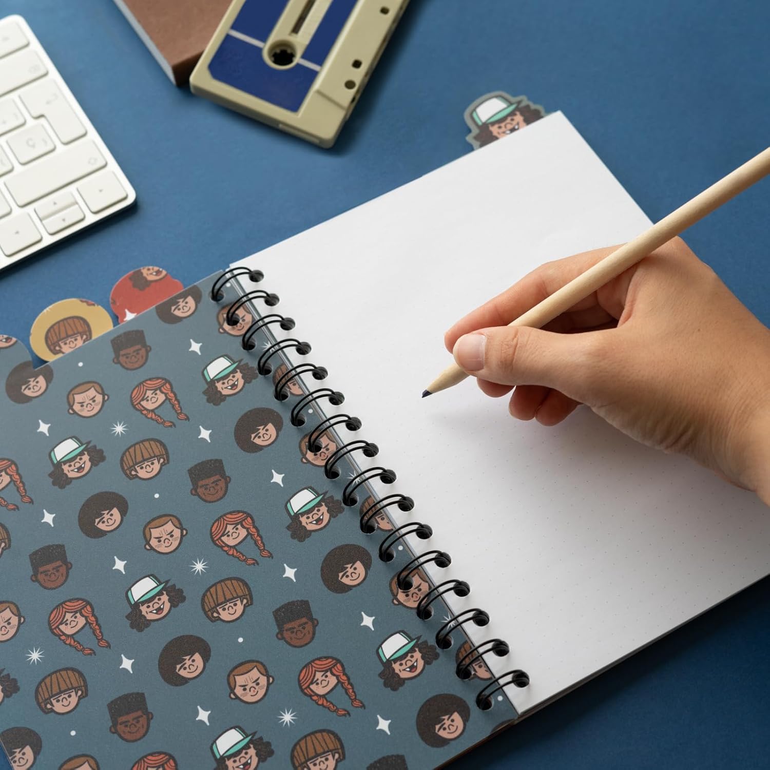 Carnet spirale A5 Stranger Things rouge avec intercalaires, 160 pages – Image 6