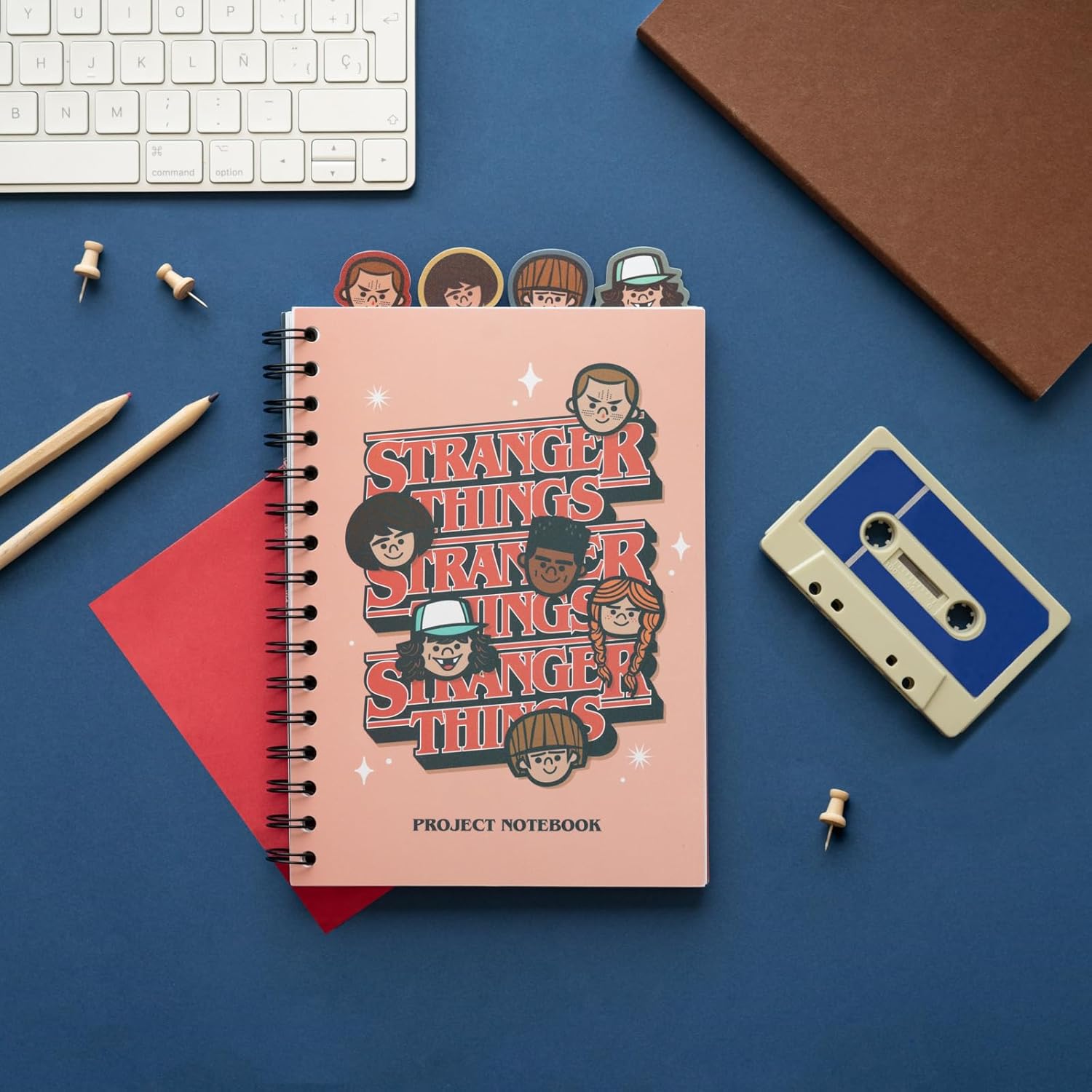 Carnet spirale A5 Stranger Things rouge avec intercalaires, 160 pages – Image 4