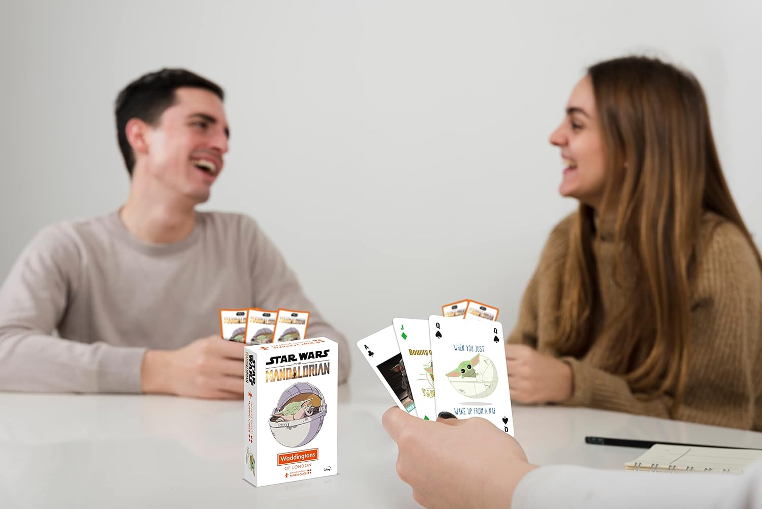 Jeu de 54 cartes Star Wars The Mandalorian avec Grogu, version française – Image 2
