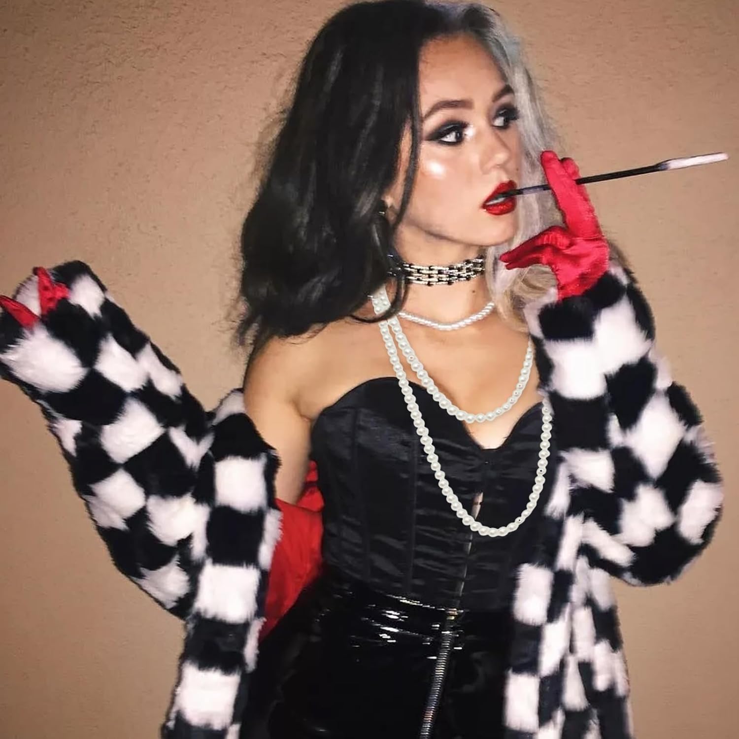 Perruque Cruella noire et blanche avec masque en dentelle et gants – Image 6