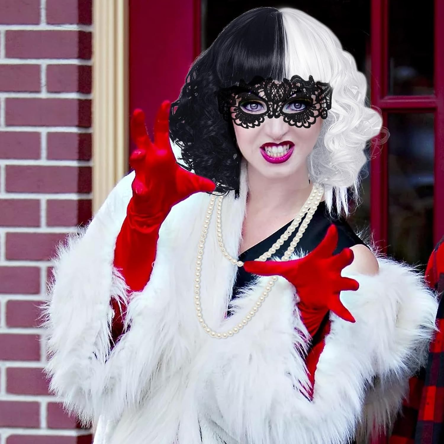 Perruque Cruella noire et blanche avec masque en dentelle et gants – Image 4