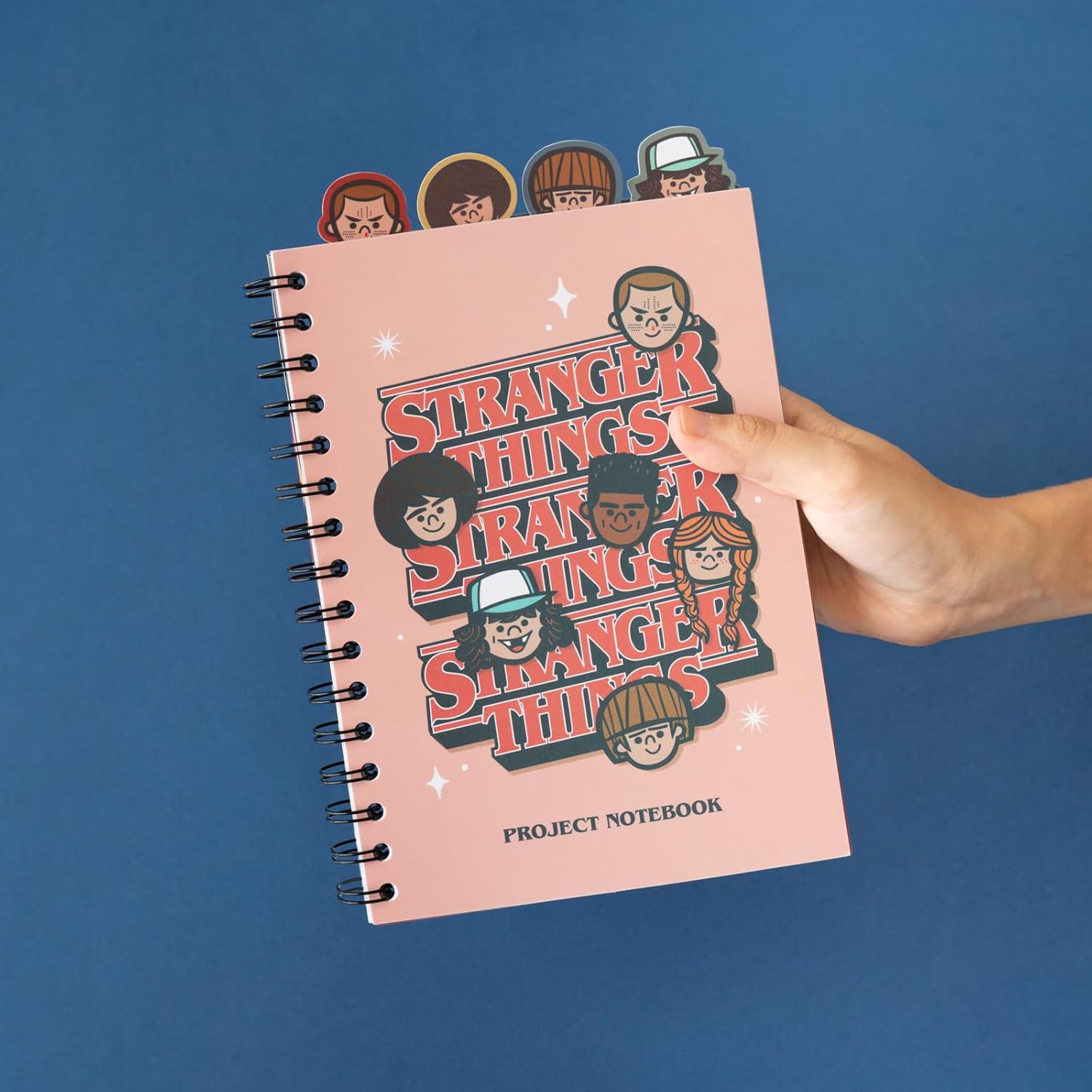 Carnet spirale A5 Stranger Things rouge avec intercalaires, 160 pages – Image 7
