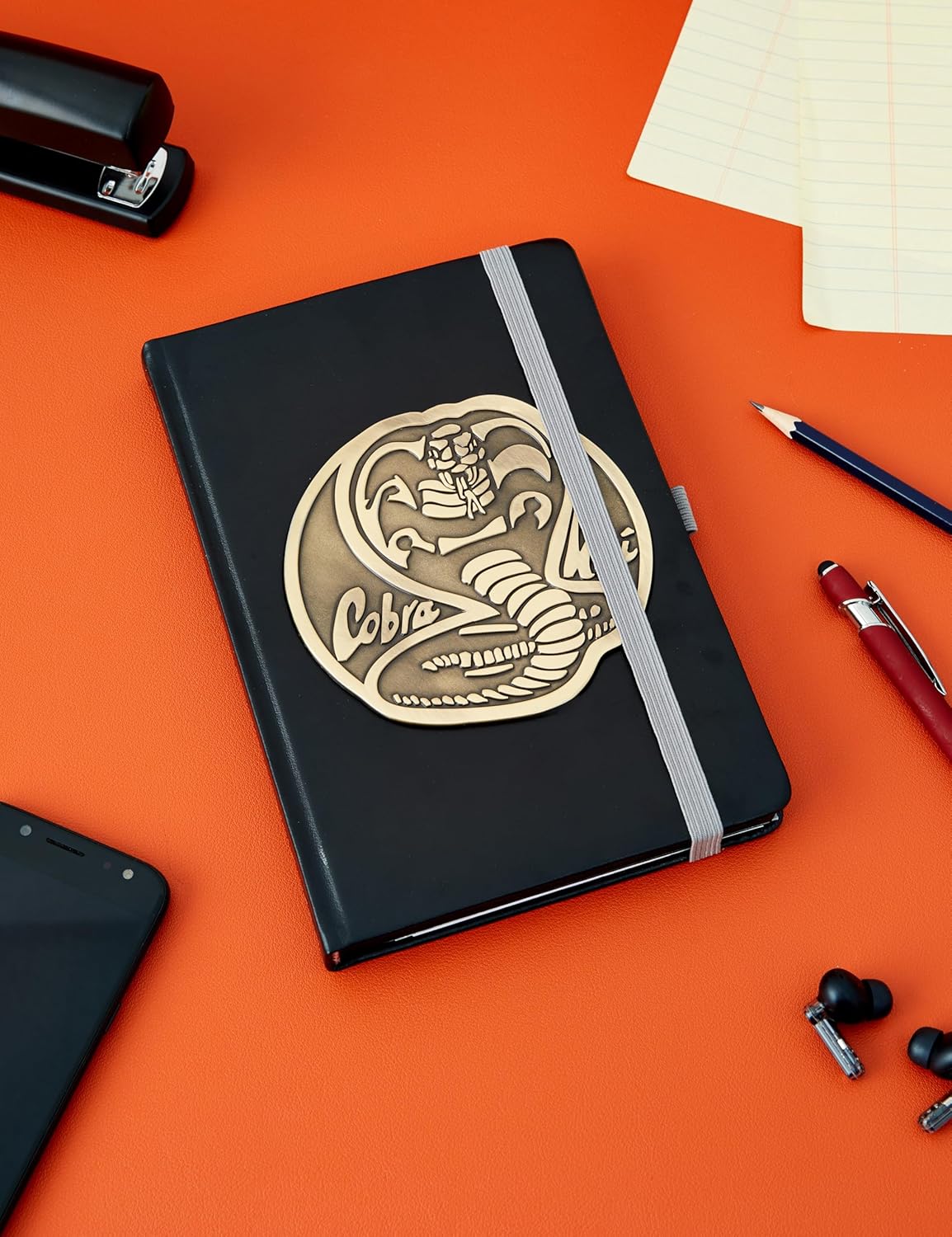 Carnet A5 Cobra Kai en similicuir avec badge en métal – Image 2