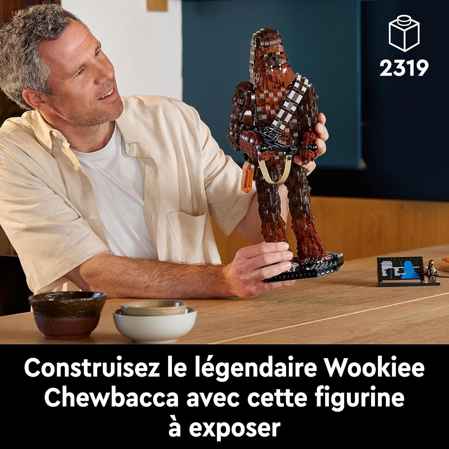 Chewbacca LEGO Star Wars avec arbalète, minifigurine et plaque descriptive – Image 3