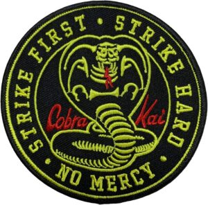 Écusson rond Cobra Kai Strike First Strike Hard No Mercy très adhérent
