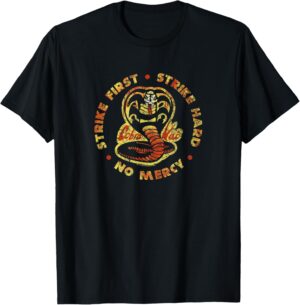 T-shirt Cobra Kai « Frappez d'abord, frappez fort » avec Johnny et Daniel